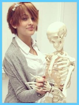 Paris tanzt mit dem Skelett