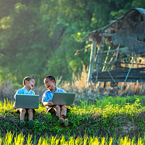 zwei kinder mit laptop