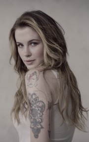 Portrait d'Ireland Baldwin (cliquez pour voir la source de l'image)