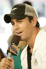 Portrait d'Enrique Iglesias (cliquez pour voir la source de l'image)